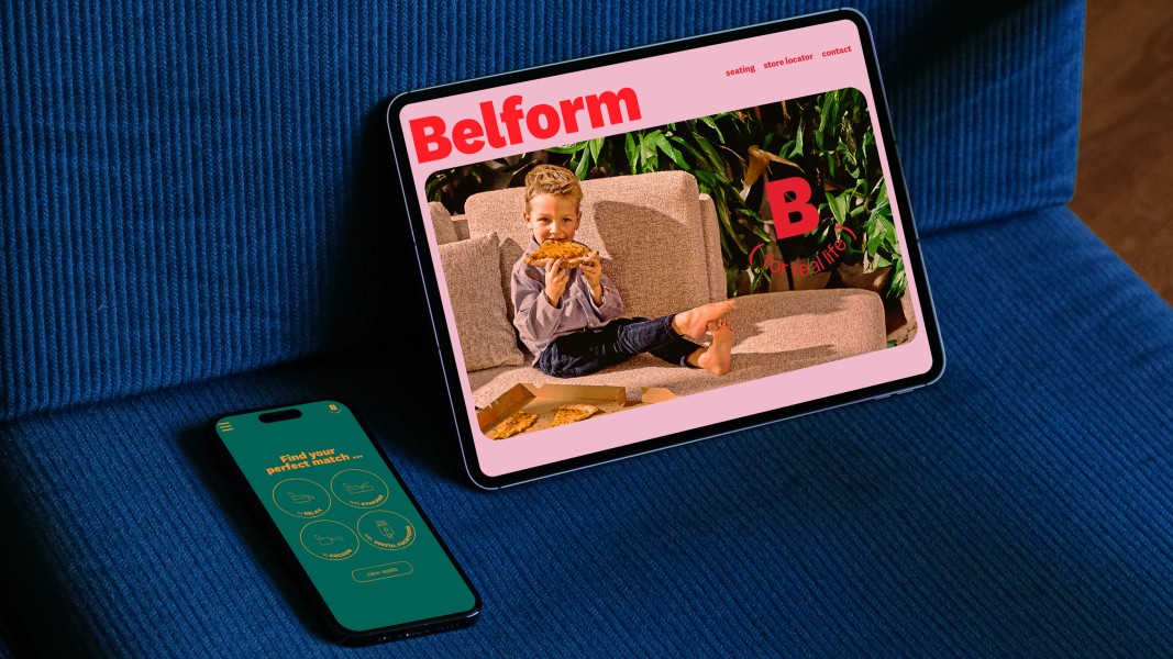 Belform sofa met telefoon en ipad